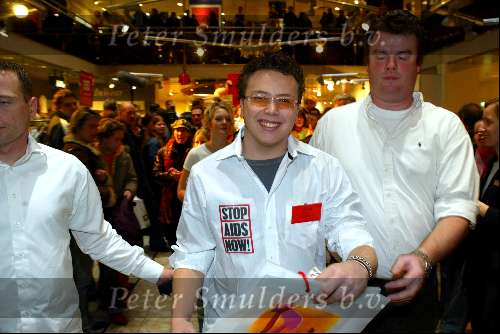 Amsterdam 29 november 2003
Bekende Nederlanders verkopen plastic tassen t.b.v. het aidsfonds.
Jamai
