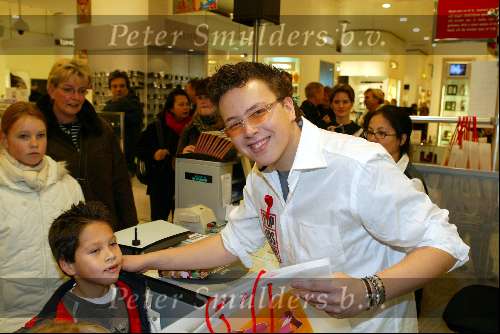 Amsterdam 29 november 2003
Bekende Nederlanders verkopen plastic tassen t.b.v. het aidsfonds.
Jamai