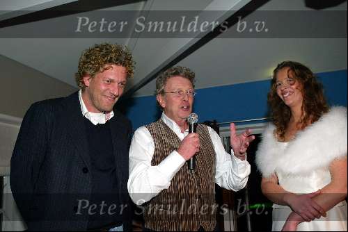 Loosdrecht 28 november 2003
Presentatie  Issue in het witte huis in Loosdrecht
Jan des Bouvrie en zijn zoon jean Marc dochter Nicole en