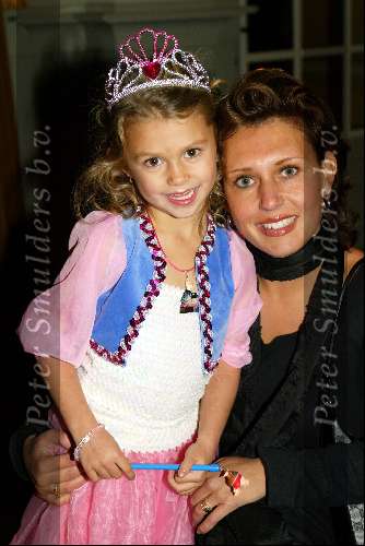 Kaatsheuvel 7 november 2003
premiere doornroosje in dce efteling
Jenny de Munck (vrouw van Danny de Munck ) met dochter