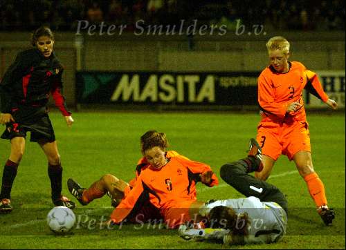 Eindhoven, 22 november 2003
Interland damesvoetbal Nederlnad-Belgie, eindstand 3-0
(9) Jessica Torny en rechts (3) Marloes de Boer