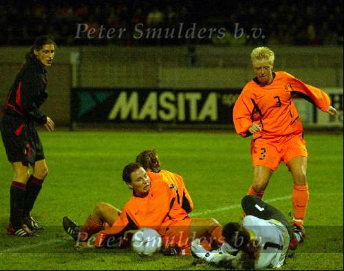Eindhoven, 22 november 2003
Interland damesvoetbal Nederlnad-Belgie, eindstand 3-0
(9) Jessica Torny en rechts (3) Marloes de Boer