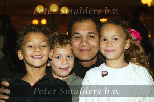 Kaatsheuvel 7 november 2003
premiere doornroosje in dce efteling
John Jones met kinderen