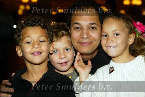 Kaatsheuvel 7 november 2003
premiere doornroosje in dce efteling
John Jones met kinderen