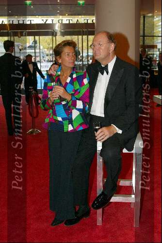 Utrecht 9 november 2003
Premiere Mama Mia in Utrec ht
Joop v d Ende met zijn vrouw met een glaasje Spa