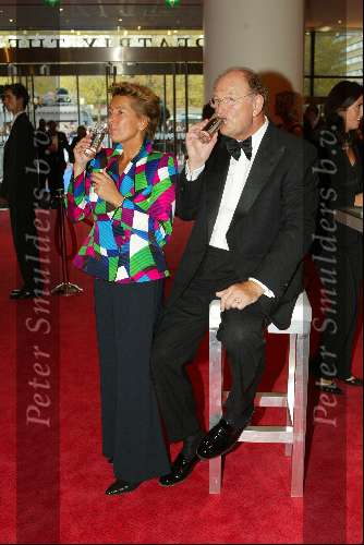 Utrecht 9 november 2003
Premiere Mama Mia in Utrec ht
Joop v d Ende met zijn vrouw met een glaasje Spa