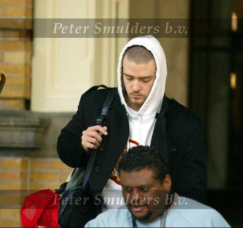 Amsterdam 28 november 2003
Justin Timberlake vertrekt met 2 bussen vanaf het Amstel Hotel naar concert in Arnhem