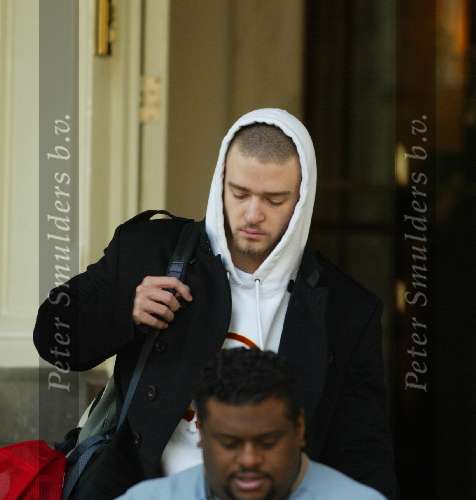 Amsterdam 28 november 2003
Justin Timberlake vertrekt met 2 bussen vanaf het Amstel Hotel naar concert in Arnhem