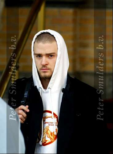 Amsterdam 28 november 2003
Justin Timberlake vertrekt met 2 bussen vanaf het Amstel Hotel naar concert in Arnhem