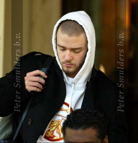 Amsterdam 28 november 2003
Justin Timberlake vertrekt met 2 bussen vanaf het Amstel Hotel naar concert in Arnhem
