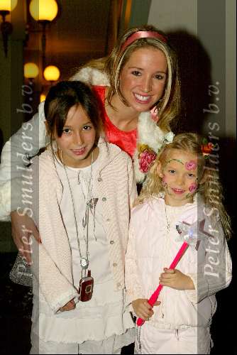 Kaatsheuvel 7 november 2003
premiere doornroosje in dce efteling
k3 met dochter rosanna lima en