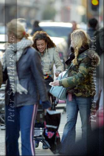 Amsterdam 8 november 2003
Katja Schuurman met kinderwagen en Guusje Nederhorst op pc hooftstraat