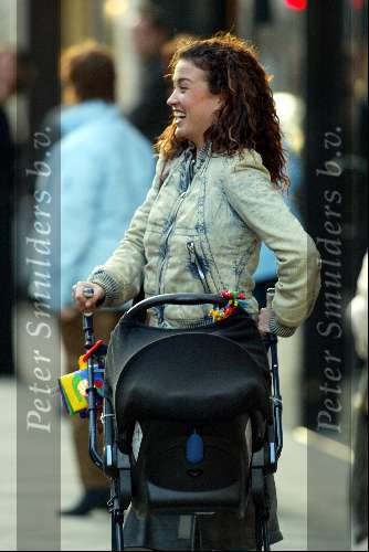 Amsterdam 8 november 2003
Katja Schuurman met de kinderwagen op pc hooftstraat