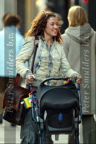 Amsterdam 8 november 2003
Katja Schuurman achter de kinderwagen op pc hooftstraat