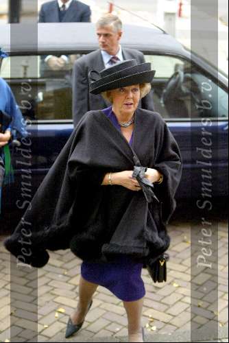 Amsterdam 12 november 2003
Koningin Beatrix bij tropenmuseum