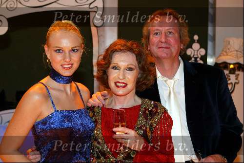 Gouda  17 november 2003
Premiere hemelbed 
Liesbeth List met dochter (Links) en man