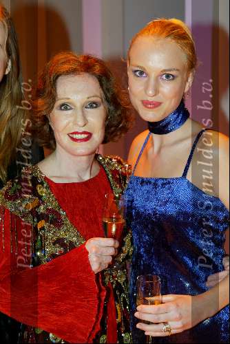 Gouda  17 november 2003
Premiere hemelbed 
Liesbeth List met dochter