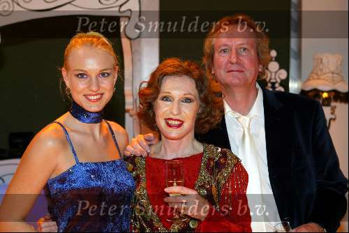 Gouda  17 november 2003
Premiere hemelbed met jos brink en liesbeth List
Liesbeth List met man endochter