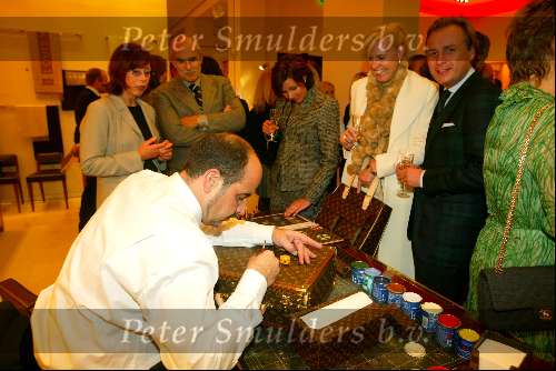 Amsterdam 13 november 2003
Winkel Louis Vuitton 1 jarig bestaan
patrick louis vuitton en cees dam en diederik dam