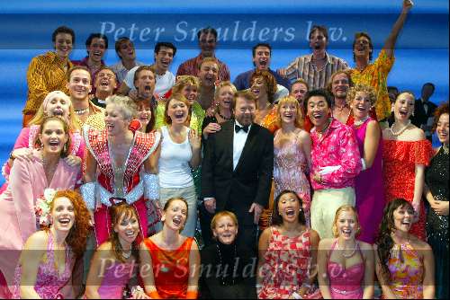 Utrecht 9 november 2003
Premiere Mama Mia in Utrec ht
Bjorn Ulvaeus Simone Kleinsma en Doris Baaten en Ellen Evers