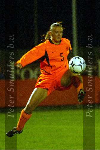 Eindhoven, 22 november 2003
Interland damesvoetbal Nederlnad-Belgie, eindstand
Manoe Meulen (5)