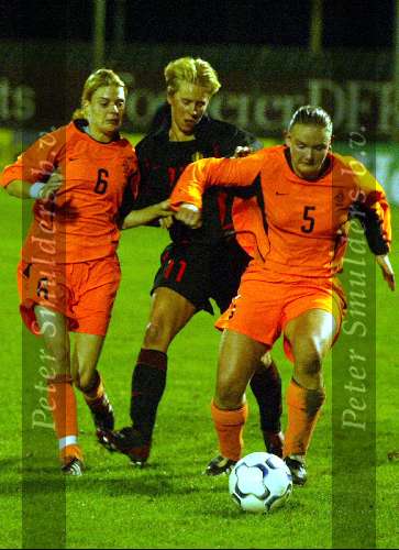 Eindhoven, 22 november 2003
Interland damesvoetbal Nederlnad-Belgie, eindstand 3-0
Manoe Meulen (5) spelend voor Braakhuizen geheel links Marieke Ran in het midden (11) Inge Hendrix