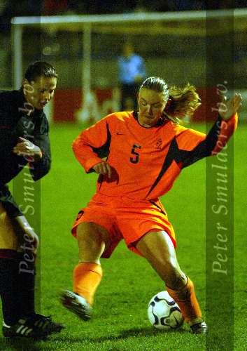 Eindhoven, 22 november 2003
Interland damesvoetbal Nederlnad-Belgie, eindstand 3-0
Manoe Meulen spelend voor Braakhuizen