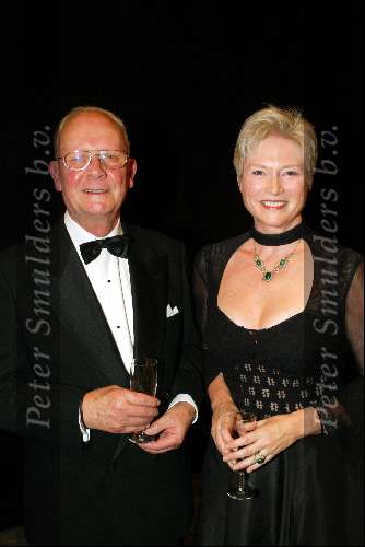 Utrecht 9 november 2003
Premiere Mama Mia in Utrec ht
Maria v d Hoeven met man en een glaasje champagne