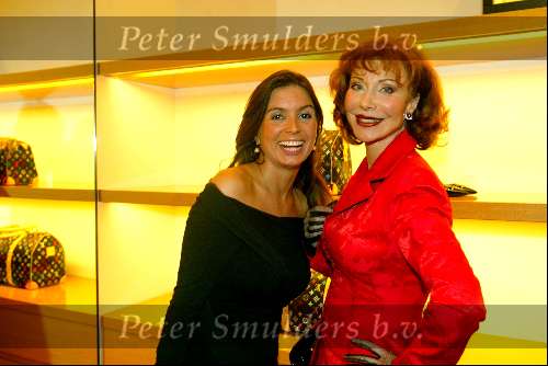 Amsterdam 13 november 2003
Winkel Louis Vuitton 1 jarig bestaan
Rosanna Lima en Marijke Helwegen