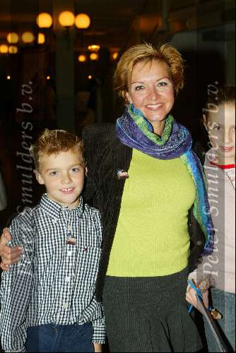 Utrecht 9 november 2003
Premiere Mama Mia in Utrec ht
Mariska v Kolck met haar kinderen