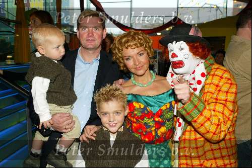 Amsterdam 16 november 2003
Premiere Pipo de Clown in het pathe arena theater
Mariska v Kolck met gezin  en Pipo de Clown met cast