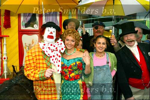 Amsterdam 16 november 2003
Premiere Pipo de Clown in het pathe arena theater
Mariska v Kolck   en Pipo de Clown met cast