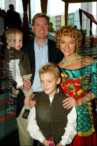 Amsterdam 16 november 2003
Premiere Pipo de clown in het pathe arena theater
Mariska v Kolck met gezin