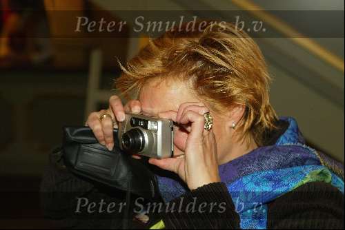 Utrecht 9 november 2003
Premiere Mama Mia in Utrec ht
Mariska v Kolck met digitale camera
