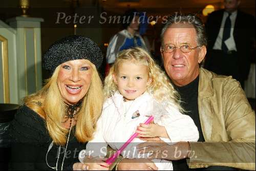 Kaatsheuvel 7 november 2003
Premiere doornroosje in dce efteling
Mary Borsato met Romy Borsato en haar man Bert