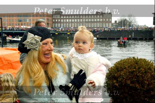 Amsterdam 16 november 2003
Aankomst sinterklaas bij scheepvaartmuseum.
Mary Borsato met kleindochter