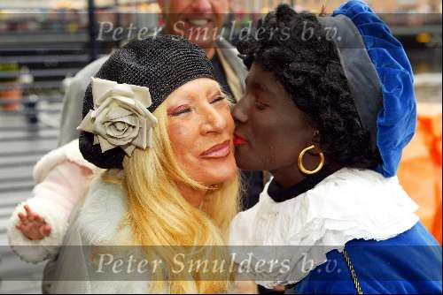 Amsterdam 16 november 2003
Aankomst sinterklaas bij scheepvaartmuseum.
Mary Borsato met Zwart Piet