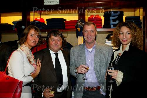 Amsterdam 27 november 2003.
Ralph Lauren Winkel op PC Hooftstraat 1 jarig bestaan.
Ruud Krol met zijn vrouw  Oger Lusink met Coco de Meyere