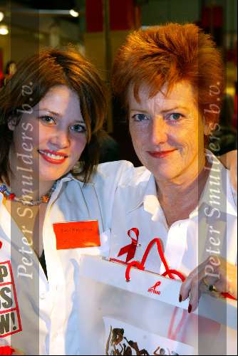 Amsterdam 29 november 2003
Bekende Nederlanders verkopen plastic tassen t.b.v. het aidsfonds.
Pamela Teves en Fem Petraeus