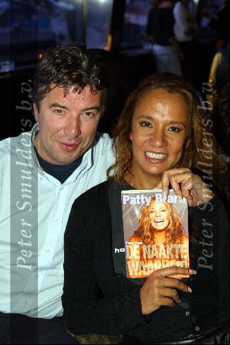 Amsterdam 14 november 2003
Presentatie cd gordon op de supperclub boot.
Patty Brard met Pieter v d Ploeg en haar boek
