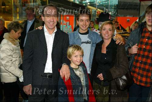 Amsterdam 16 november 2003
Premiere Pipo de clown in het pathe arena theater
Paul Romer Jr. met gezin