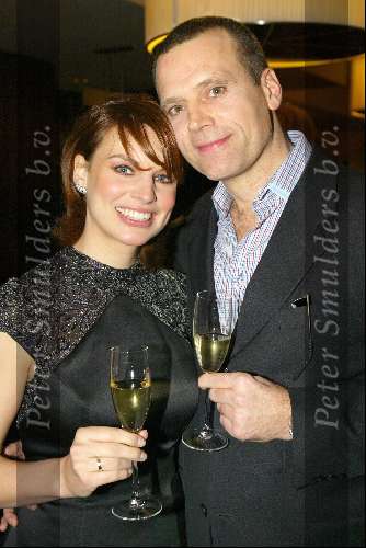 Waalwijk 14 november 2003
modeshow addy v d krommenacker in waalwijk
Pernilla la Lau met vriend met een glaasje champagne