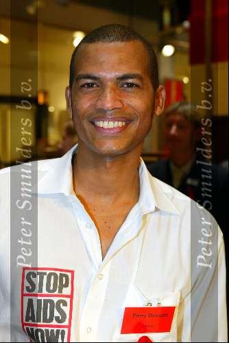 Amsterdam 29 november 2003
Bekende Nederlanders verkopen plastic tassen t.b.v. het aidsfonds.
Perry Dossett