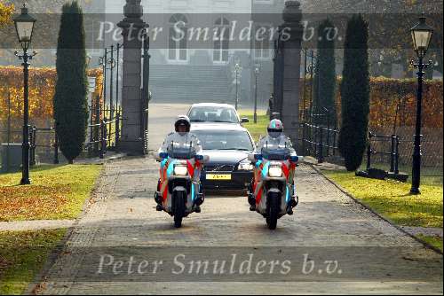 Den haag 10 november 2003
Prins Friso vertrekt bij huis ten bosch
met politie op motor