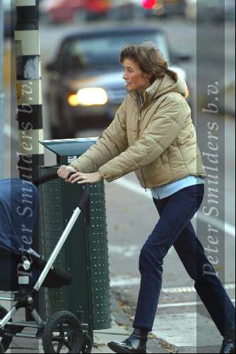 Amsterdam 7 november 2003
Prinses Marilene en Prinses Anna lopen naar school met kinderwagen met Prins lucas daarin