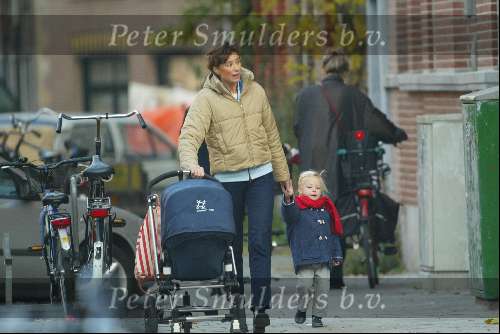 Amsterdam 7 november 2003
Prinses Marilene en Prinses Anna lopen naar school met kinderwagen met Prins lucas daarin