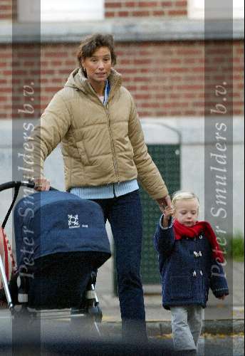 Amsterdam 7 november 2003
Prinses Marilene en Prinses Anna lopen naar school met kinderwagen met Prins lucas daarin