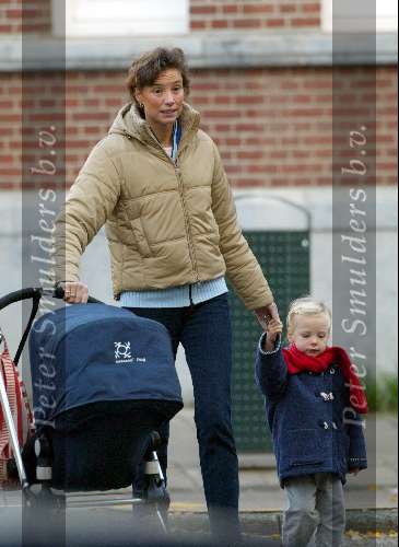 Amsterdam 7 november 2003
Prinses Marilene en Prinses Anna lopen naar school met kinderwagen met Prins lucas daarin