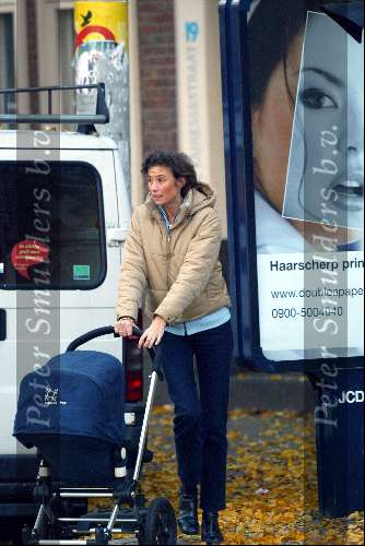 Amsterdam 7 november 2003
Prinses Marilene en Prinses Anna lopen naar school met kinderwagen met Prins lucas daarin