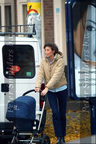 Amsterdam 7 november 2003
Prinses Marilene en Prinses Anna lopen naar school met kinderwagen met Prins lucas daarin